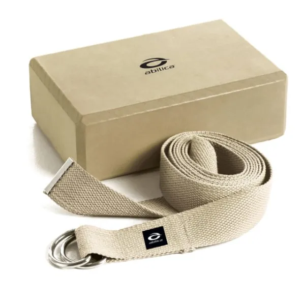 En nyfiken person använder sina yogapositioner för nybörjare och träning och blir sugen på att köpa fler.